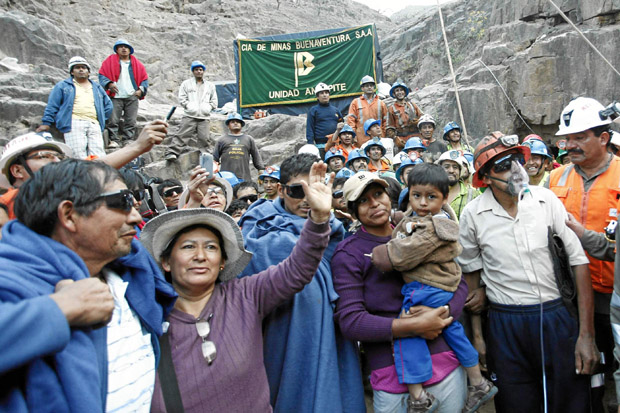 Nueve Mineros Peruanos Vuelven A Ver La Luz