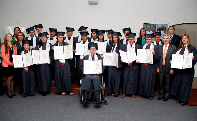 Víctimas de minas antipersona se graduaron de bachilleres