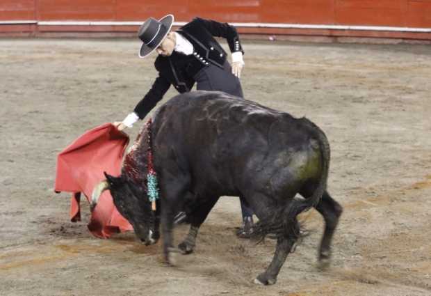 El matador manizaleño, José Arcila, en la lidia con Califa, de 420 kilos. Tras una destacada faena, el torero dio la vuelta al ruedo concedida por los aficionados.