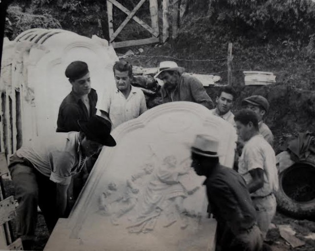 Fotografía que data de 1944 cuando los hombres ayudaron a subir por la loma las lozas de cemento con los misterios del Rosario en alto relieve.