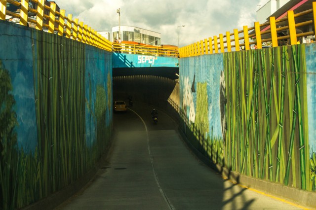 Entrada al túnel de la avenida del Centro que conecta con la avenida del Río