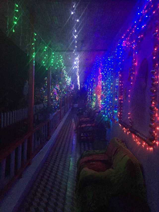 En la noche el corredor resplandece con todas las luces navideñas.