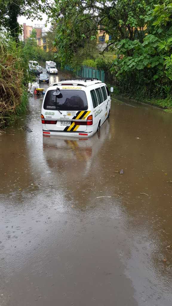 Algunas vías en Manizales se inundaron con la lluvia