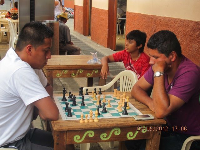  Carlos Mario Mantilla (izq.), quien representará en ajedrez al occidente en las finales de los Juegos del magisterio caldense.