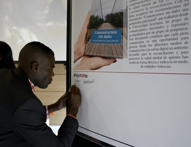  Asistentes firmaron el compromiso de acoger las recomendaciones del libro Comunicarnos sin daño, presentado en la Universidad Javeriana de Bogotá.Fotos|Carlos Prieto-U.Javeriana de Bogotá|LA PATRIA 