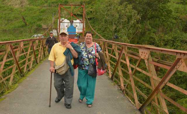 Así lucen los remaches del puente.