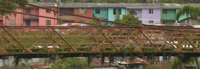 Así lucen los remaches del puente.