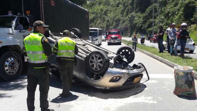 Volcamiento vehicular por la vía Panamericana