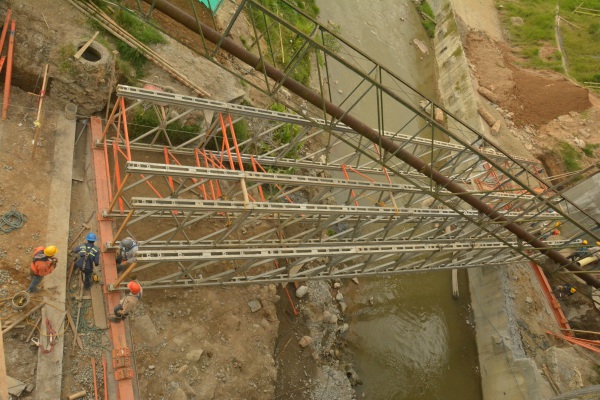 Lista la base para construir puente en La Carola