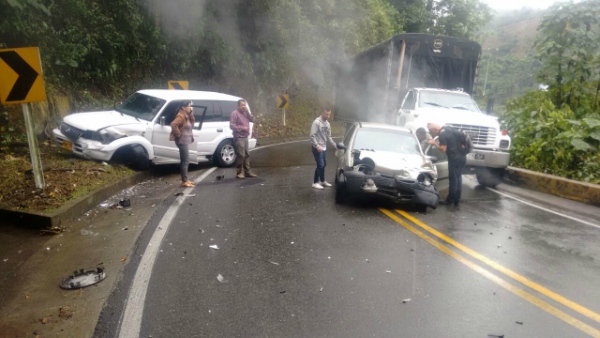 Ocho heridos tras un accidente en Petaqueros