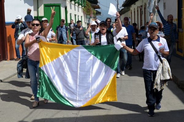 Educadores marchan por un mejor trato Educadores marchan por un mejor trato