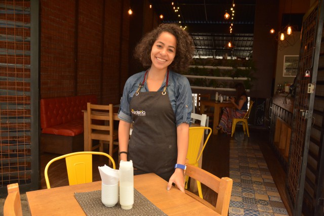 A Almary Vegas, una venezolana que trabaja en el restaurante La Patatería de Manizales, 