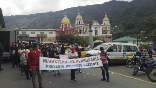 Educadores marchan por un mejor trato Educadores marchan por un mejor trato