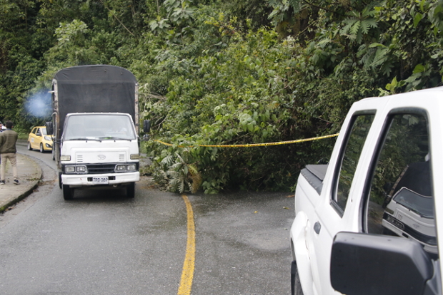 En la carrera 31E, en la vía que va hacia el barrio Colombia, después de la estación Betania del Cable Aéreo, hubo deslizamiento de tierra que tapó medio carril.