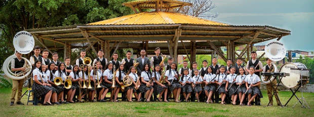 --p2 Músicos de la Escuela de Música Armonía Sol de Oro de Taminago (Nariño).