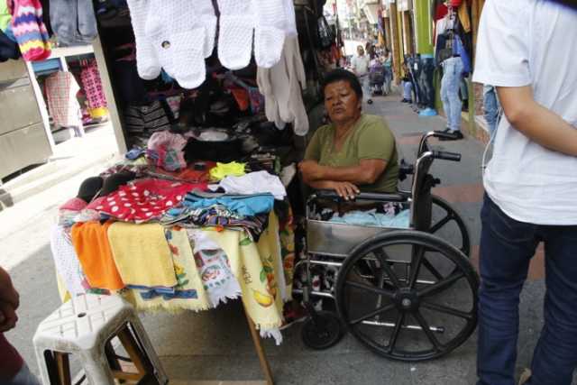 María Amparo Hernández lleva 20 años trabajando en la calle 19 como vendedora de ropa interior.