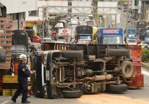 Los vehículos que venían por ese carril de la avenida del Centro se desviaron por la calle 26 y giraron de nuevo por la carrera 19 hacia la Santander y la Paralela.