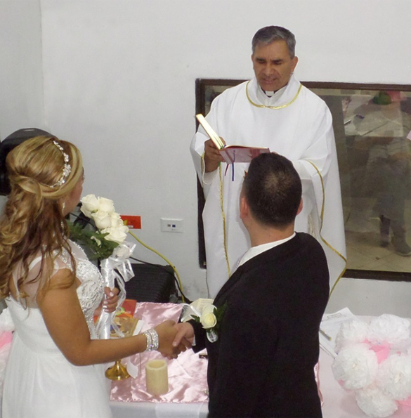 Ante un sacerdote aceptaron los votos matrimoniales.