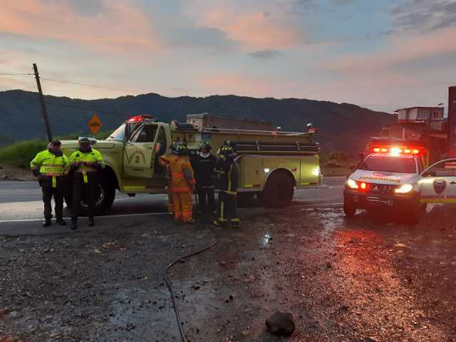 Dos máquinas de incendio atendieron la emergencia del amanecer.Los plátanos se salvaron de ser consumidos por las llamas, gracias a la acción de los bomberos. La misma suerte no corrieron la papelería y los dispositivos electrónicos.