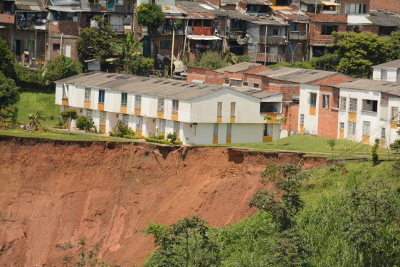 Evacuaron 70 casas del condominio Portal de la Villa