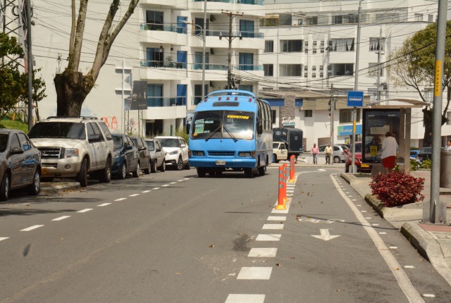 Aledaño al inicio de la ciclorruta, hay un paradero de buses. Debido al uso en un solo sentido de la vía, los usuarios deben esperar en la acera del frente, para abordar el transporte público.