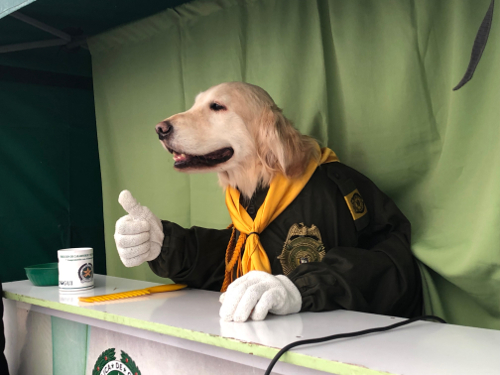 Dogui, el perro de la Dirección de Carabineros, se robó las miradas de los asistentes en el stand de muestra empresarial. 