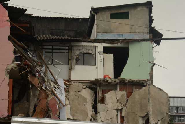 Habitantes relacionan el desplome con la construcción del edificio al lado.La Unidad de Gestión del Riesgo (UGR) ordenó la evacuación de cinco viviendas del sector que corren riesgo por la inestabilidad del terreno.