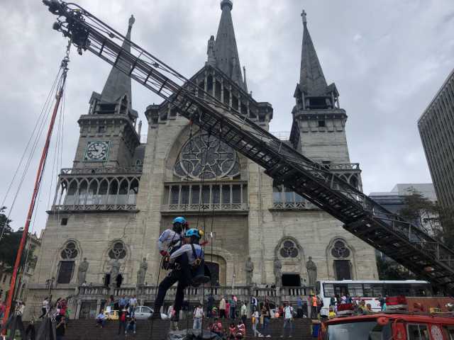 En el aire estuvieron bomberos demostrando las maniobras de rescate. 