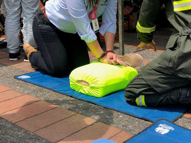 Funcionarios de empresas de la ciudad aprendieron como hacer RCP, una maniobra de reanimación. 