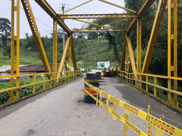 Si se dirige hacia Marsella (Risaralda) o las veredas El Trébol, La Floresta, o Naranjal, en Chinchiná, tenga presente que hay paso restringido sobre el río La Ínsula.