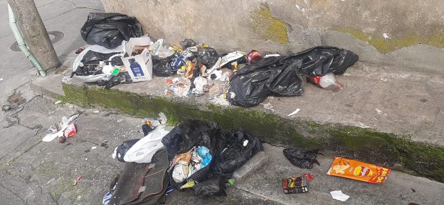Esquina de Campoamor con basuras acumuladas.