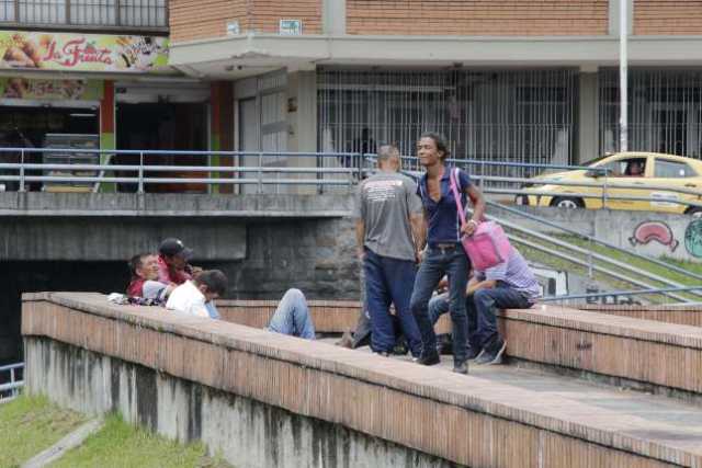 Transeúntes de la plazoleta Alfonso López se quejan del aumento de habitantes de calle en esa zona.