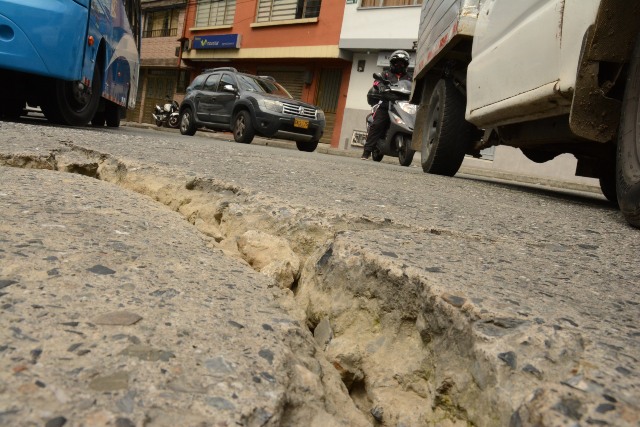 Grieta que necesitaba reparación. Así se encontraba la vía en el barrio San Jorge