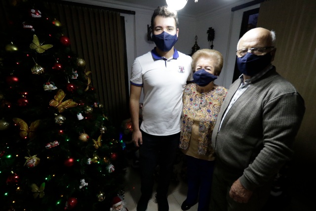 La familia Quintero Vidal posa junto a su decoración navideña. 