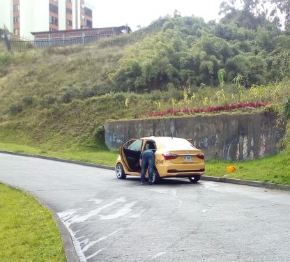 Lavan sus carros en vía pública.