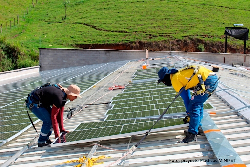 ¿Te gustaría implementar un sistema de energía solar en tu casa?