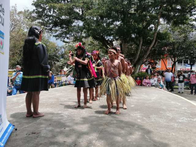 Niños indígenas mostraron una danza en el parque de Bolívar de Aranzazu.