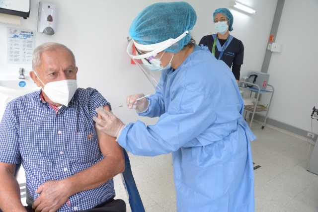 ¿Cuándo empiezan a aplicar las terceras dosis anticovid a mayores de 70 años en Caldas?