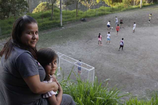 Sandra Blanco es la madre de Cristopher Herrera, niño que participa en la escuela deportiva. Dice que es importante, porque los niños no cogen malos vicios y que además viven ocupados y no tienen malas amistades.