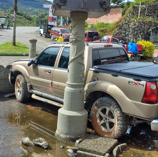 Camioneta impactó contra monumento de la Matraca, en Pácora 