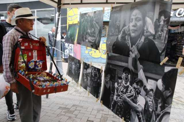 La galería expuesta en cercanías del Club Manizales, pertenece al fotógrafo David Restrepo, quien expresó que las imágenes narran las manifestaciones del año pasado. "Este trabajo denuncia el abuso de la Fuerza Pública, muestra jóvenes que fueron tratados brutalmente, la idea es conmemorar el proceso de resistencia que tuvo Manizales", relató.