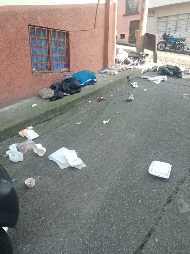 Habitantes de calle duermen en este punto de Manizales.