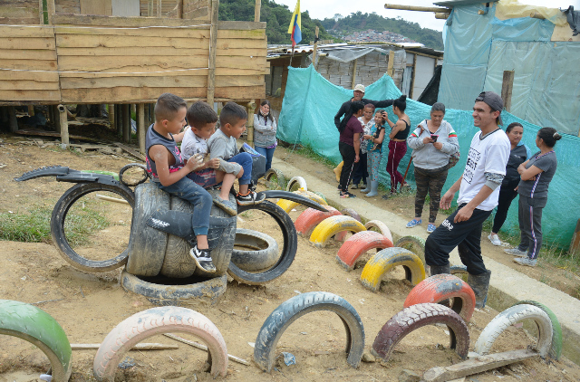 Los niños cuentan con un parque de juegos donde se pueden divertir cerca de sus casas.
