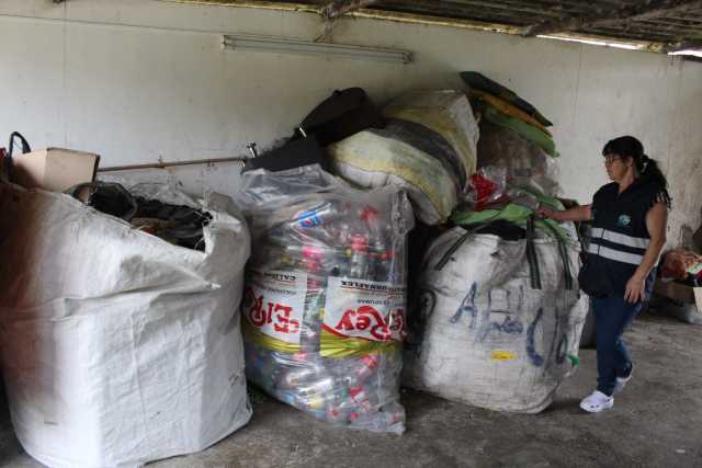 Gloria Amparo Arias lleva 40 años como recicladora. Este es el material que recoge en dos días de trabajo en el conjunto Mirador de Villapilar.
