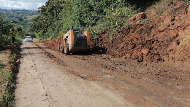 Los combos de maquinaria de la Secretaría de Infraestructura de Caldas antendiendo la situación.