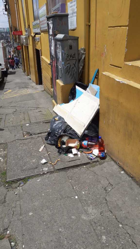 Mismo caso en la carrera 20 con calle 20, donde habitantes de calle riegan las basuras.