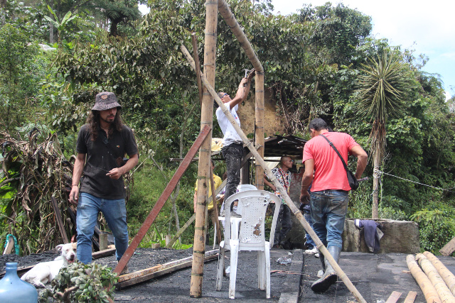Vecinos del Alto del Guamo ayudaban a los damnificados a construir un habitación para pasar la noche.