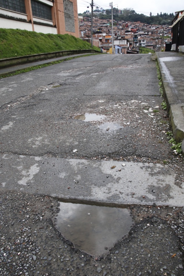 Mal estado de las calles alrededor de la Institución Educativa Bosques del Norte.