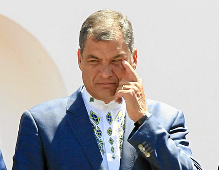 Rafael Correa ve como su herencia política se divide. 