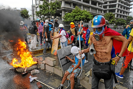 Las fuerzas del orden en Venezuela dispersaron con gases lacrimógenos una manifestación ciudadana convocada por la oposición que